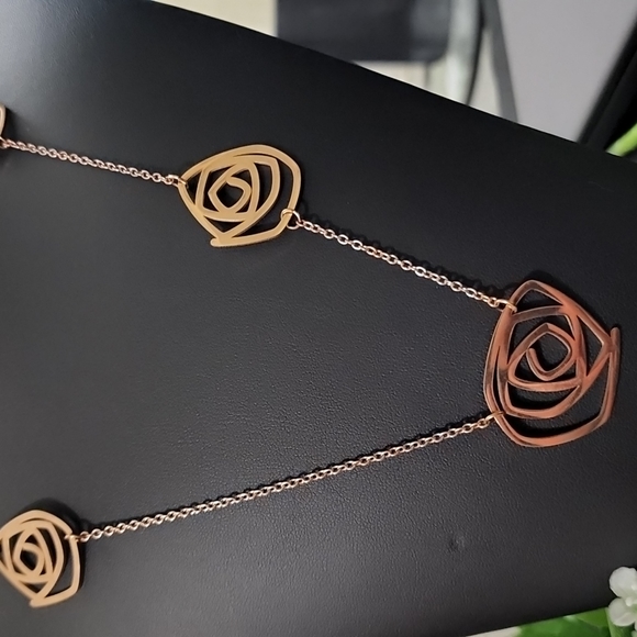 Women's Stainles Steel NECKLACE with flower designs - Picture 4 of 4